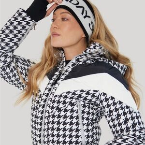 Stylish Black and White Houndstooth Women's Ski Suit! Size Medium.